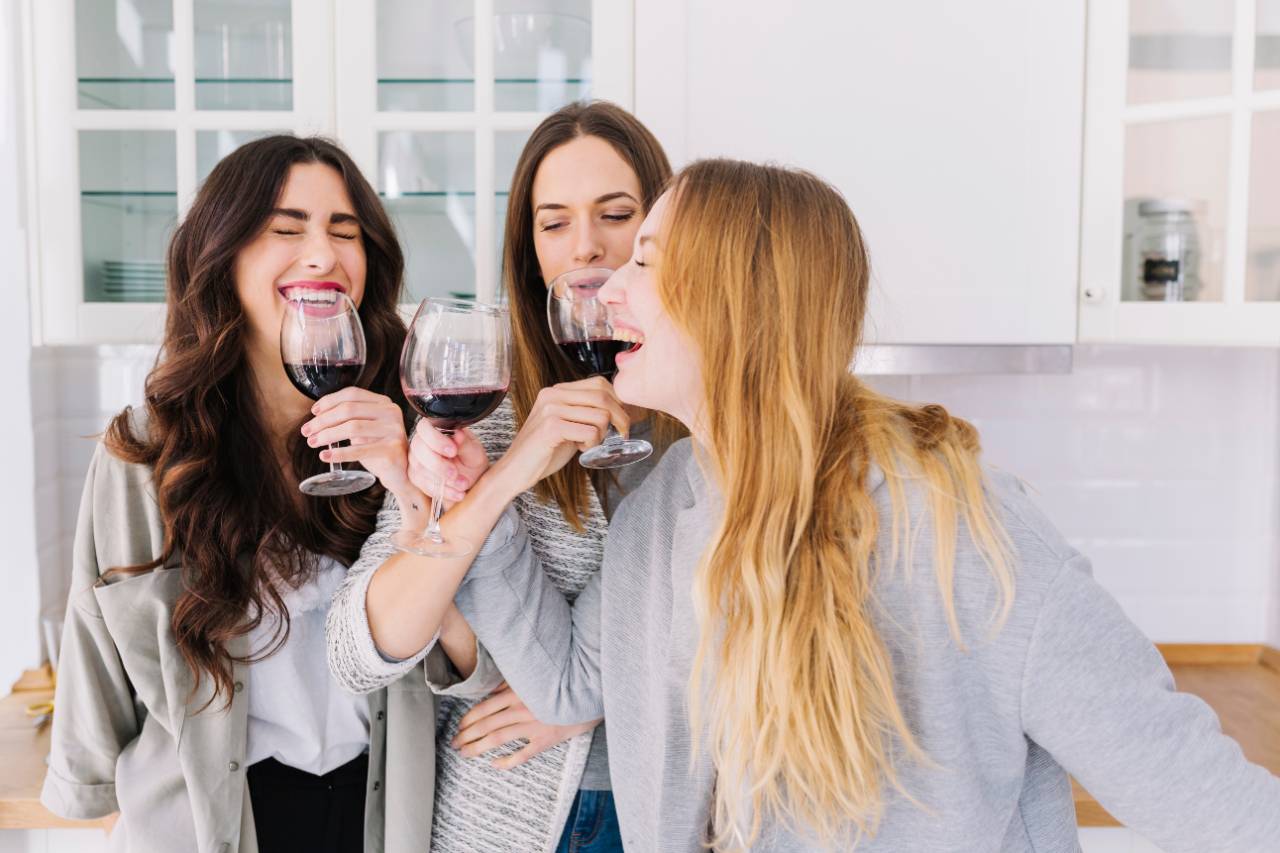 ženy pijú víno