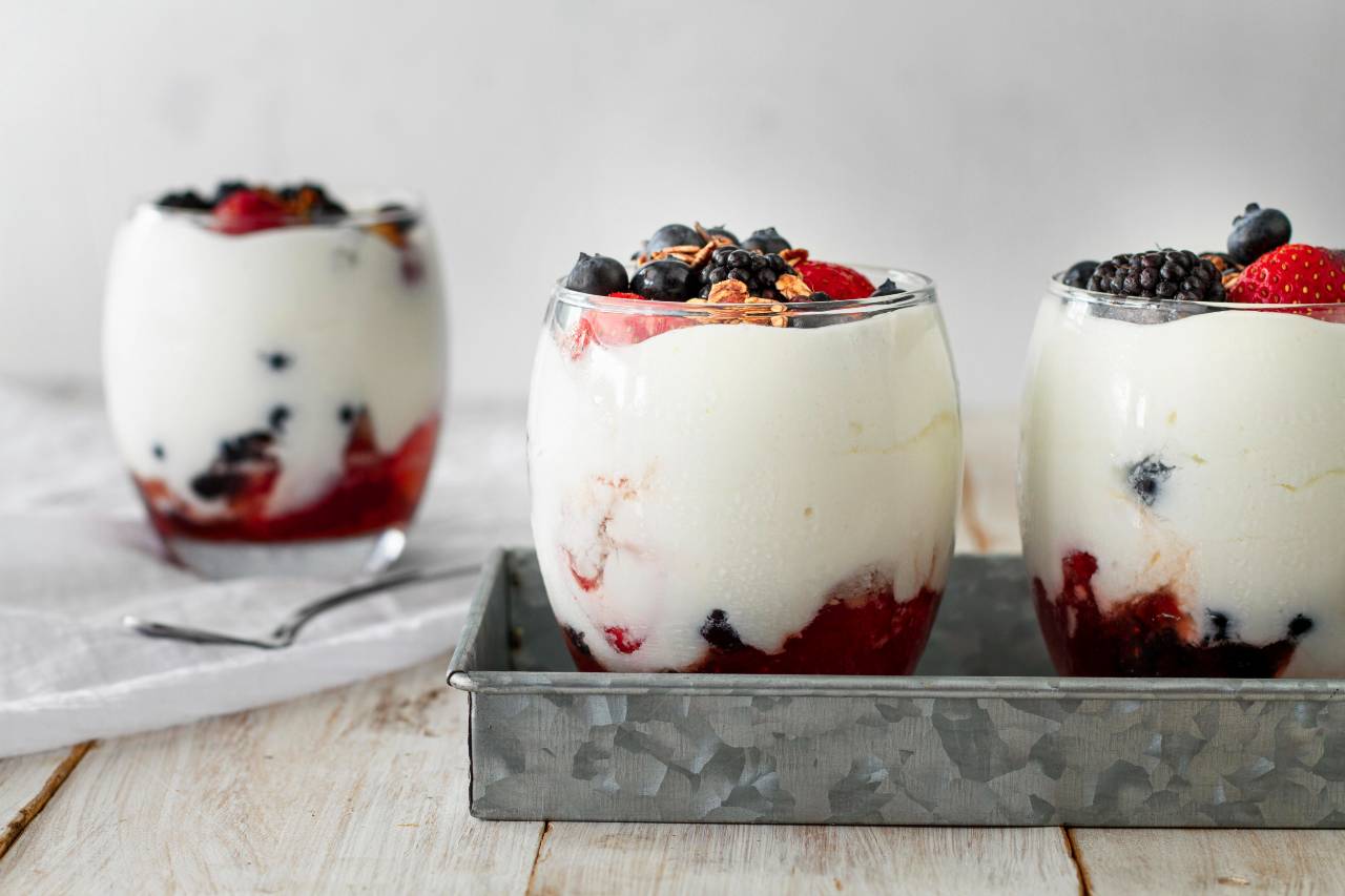 jogurtový dezert v pohári s ovocím