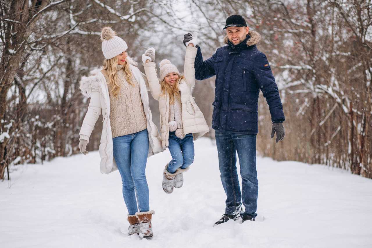 rodina na zimnej prechádzke