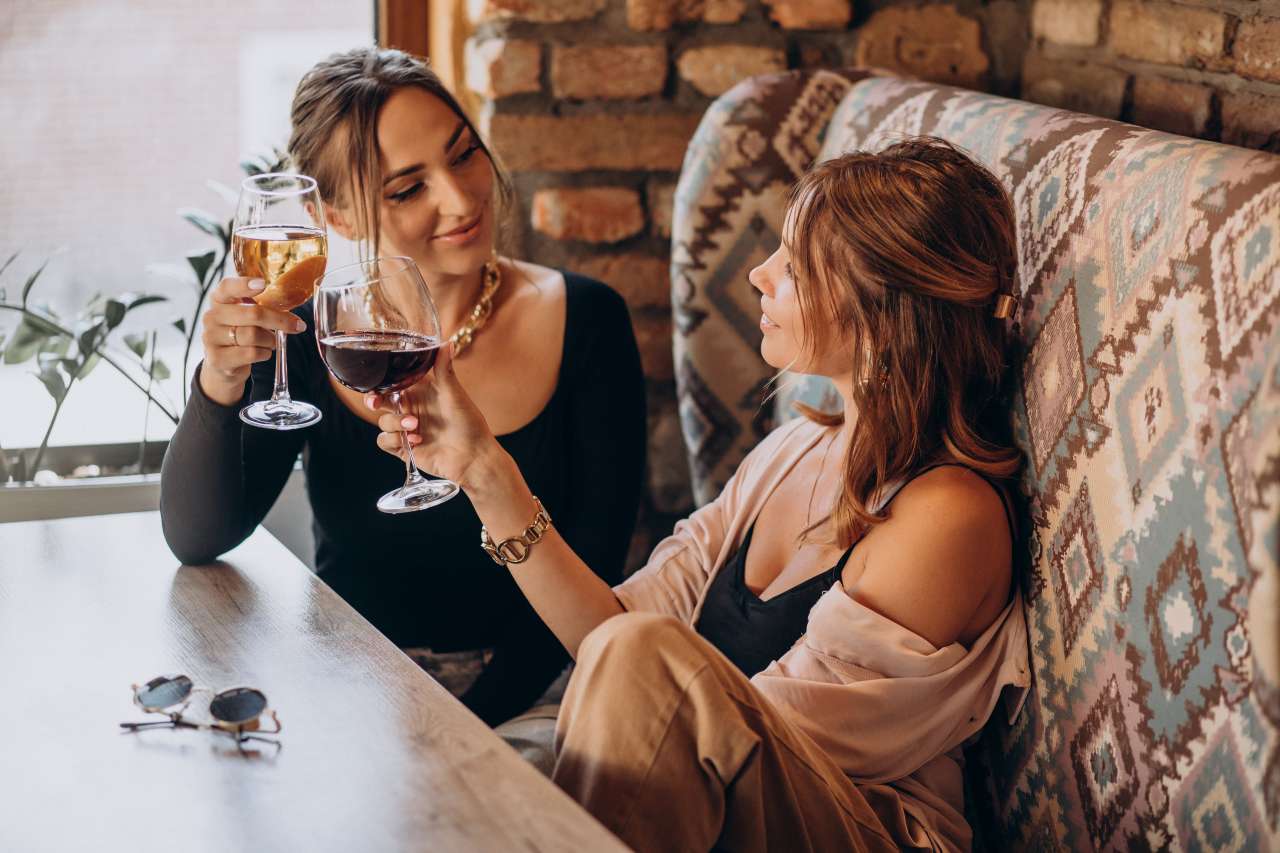 ženy pijú víno fit predsavzatia alkohol kalórie