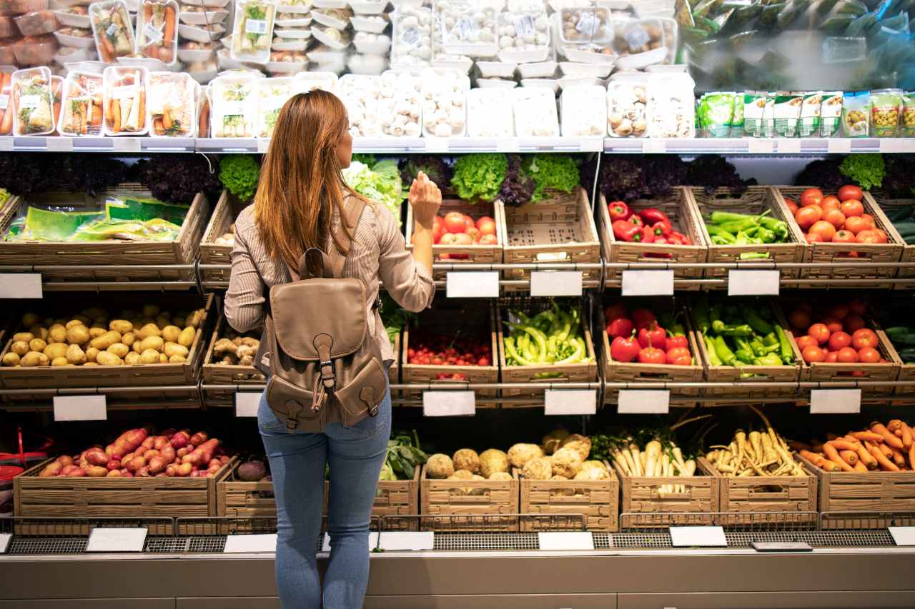 žena nakupuje zeleninu a ovocie