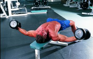 Bicepsový zdvih s jednoručkami na šikmej lavici